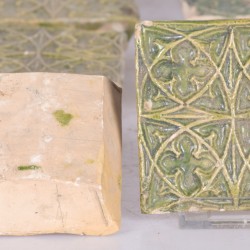 Een lot diverse tegels met neogotisch decor, 19e eeuw.