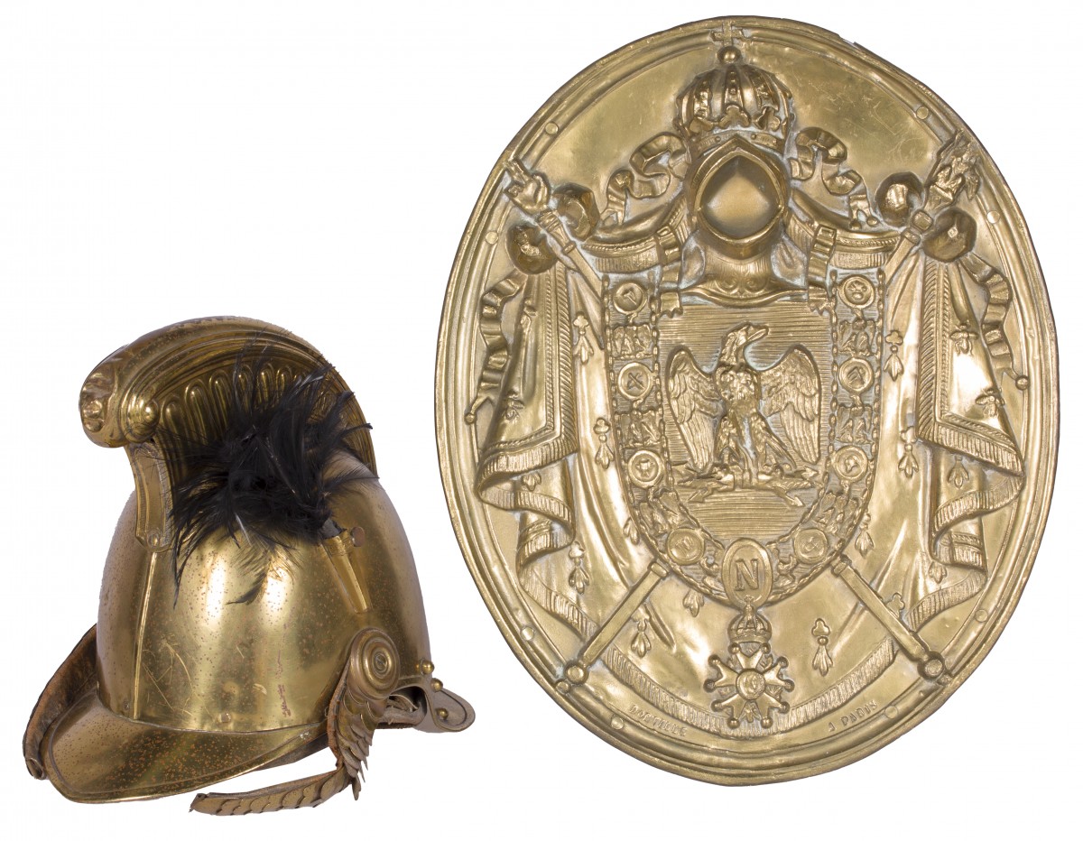 Een koperen brandweerhelm en daarbij een plaquette, Frankrijk, c. 1900.