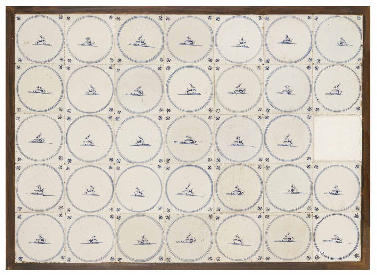 Een set van (34) tegels met blauw-wit decor, voorstellende dieren, Holland, 19e eeuw.