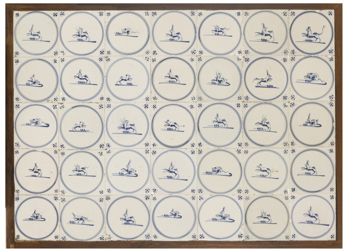 Een set van (35) tegels met blauw-wit decor, voorstellende dieren, Holland, 19e eeuw.