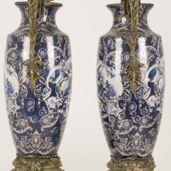 Een set van (2) vazen met bronzen monturen in Franse stijl, 20e eeuw.
