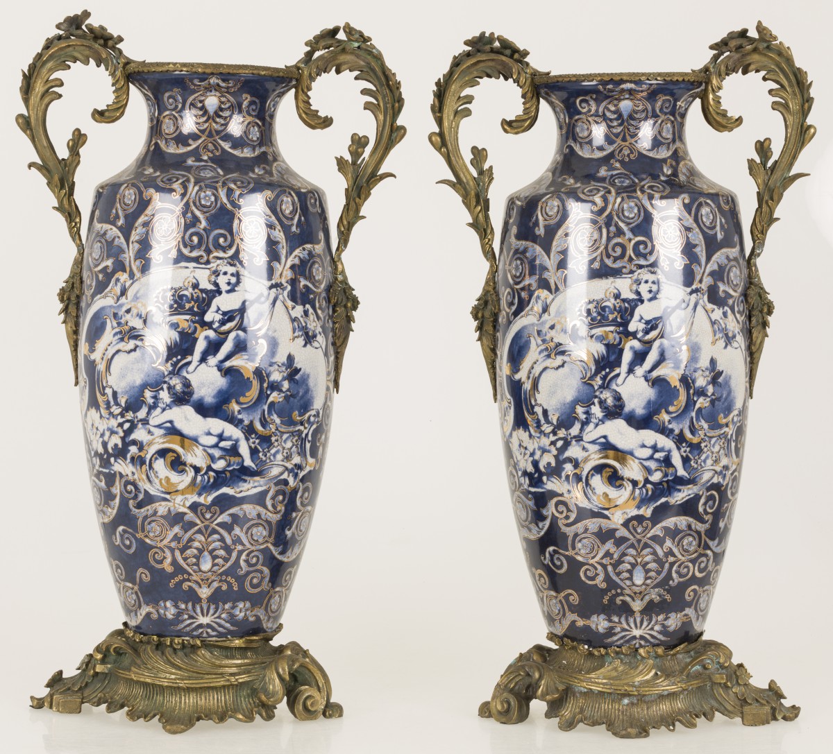 Een set van (2) vazen met bronzen monturen in Franse stijl, 20e eeuw.