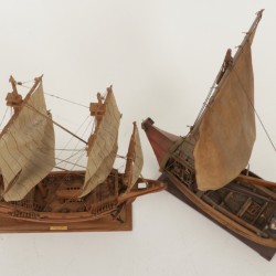 Een modelschip "The Gold Hind" (Gouden Hinde), daarbij een ander modelschip, Engeland, 20e eeuw.