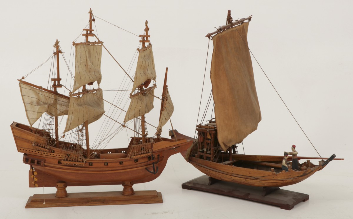 Een modelschip "The Gold Hind" (Gouden Hinde), daarbij een ander modelschip, Engeland, 20e eeuw.