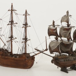 Een lot van (2) diverse modelboten, 20e eeuw.