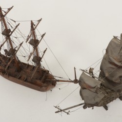 Een lot van (2) diverse modelboten, 20e eeuw.