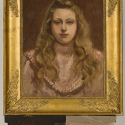 Belgische School, 1900, Een portret van een meisje in roze jurk.