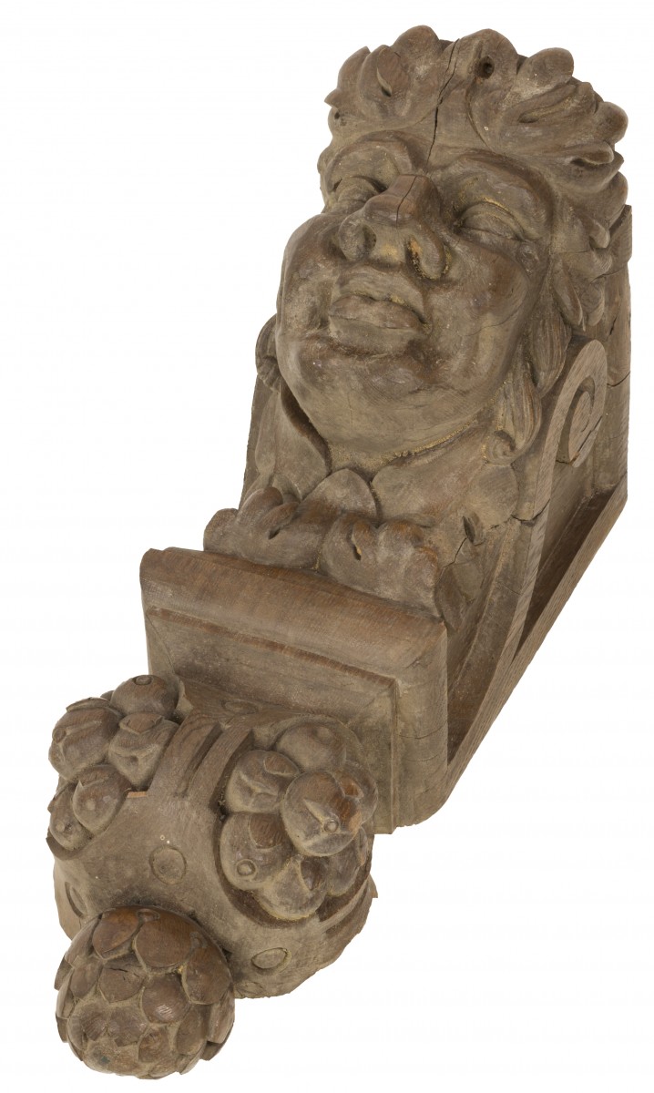 Een gestoken houten wandconsole, Duitsland, circa 1900.