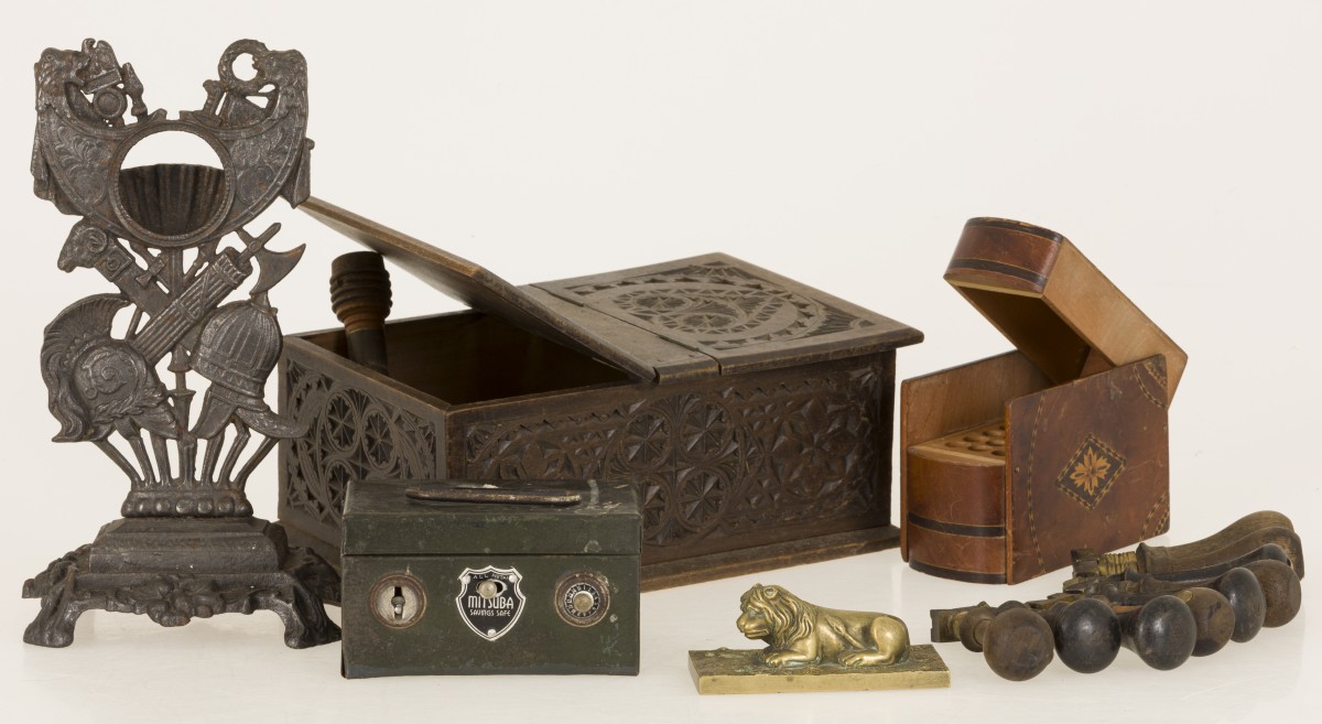 Een lot diverse bureau accessoires waaronder een porte montre, 19e eeuw en later.
