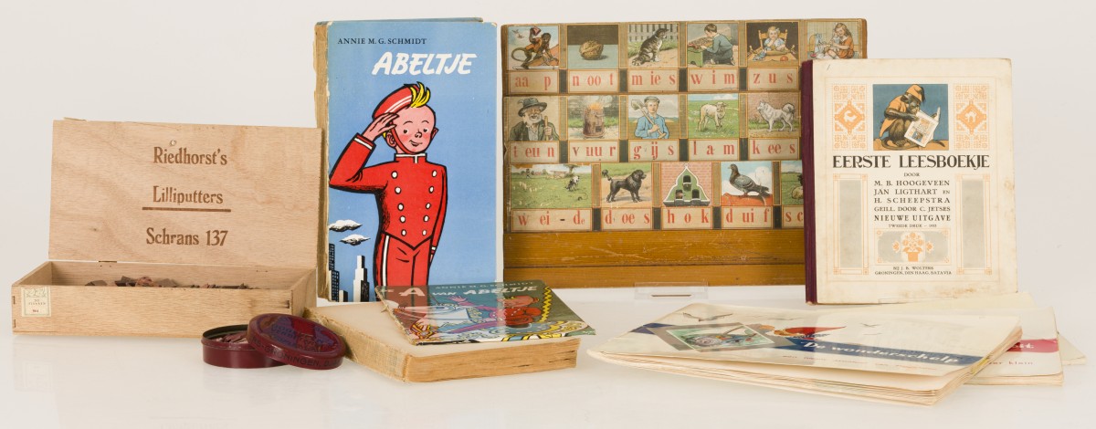 Een lot diverse schoolboeken en daarbij een leesplank, 20e eeuw.