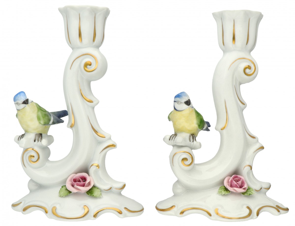 Een set van (2) porseleinen kandelaars gedecoreerd met vogels en bloemen, gemerkt Christian Seltman. Volksstedt, eind 20e eeuw.