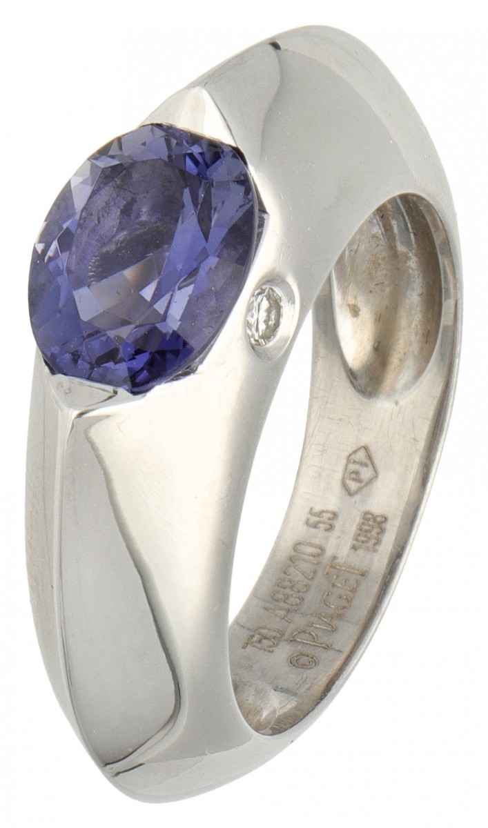 18 kt. Witgouden Piaget dome ring bezet met ca. 0.03 ct. diamant en ca. 1.51 ct. natuurlijke paarse ioliet.