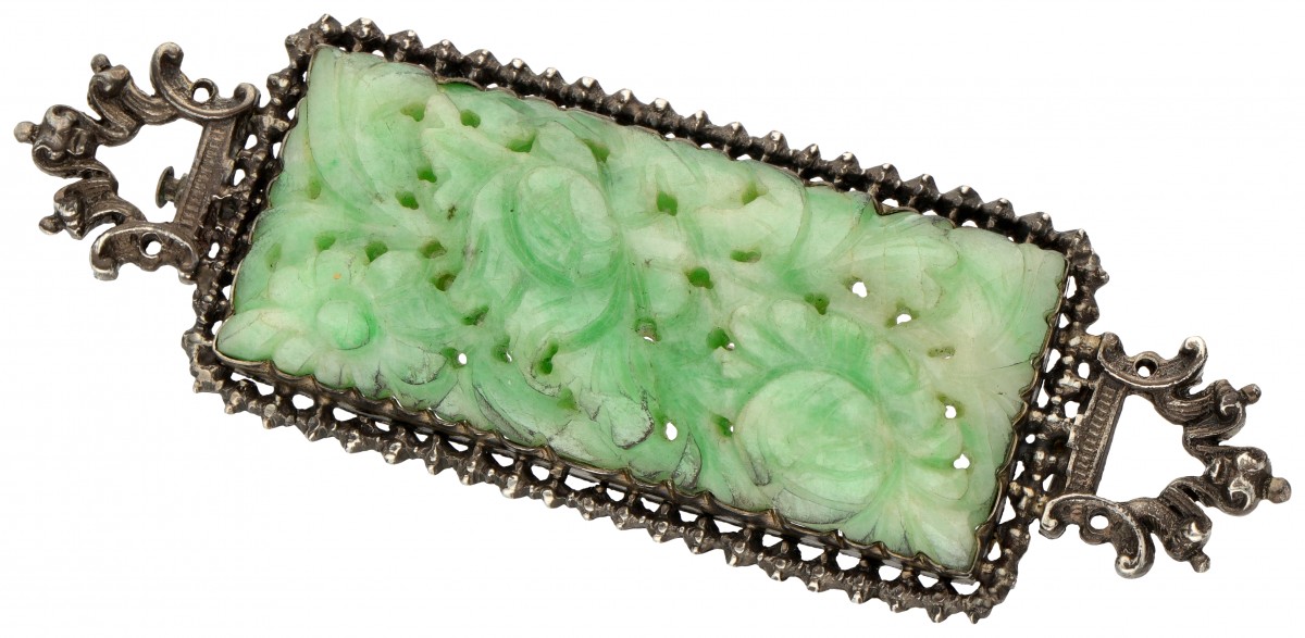 Zilveren antieke broche bezet met gesneden jade - 925/1000.