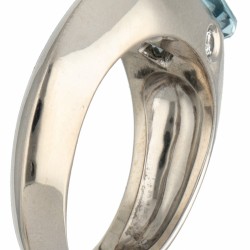 18 kt. Witgouden Piaget ring bezet met ca. 0.02 ct. diamant en ca. 2.01 ct. natuurlijke blauwe topaas.