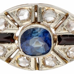 14 kt. Bicolor gouden art deco broche bezet met ca. 0.87 ct. natuurlijke saffier, diamant en granaat.
