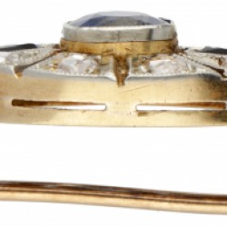 14 kt. Bicolor gouden art deco broche bezet met ca. 0.87 ct. natuurlijke saffier, diamant en granaat.