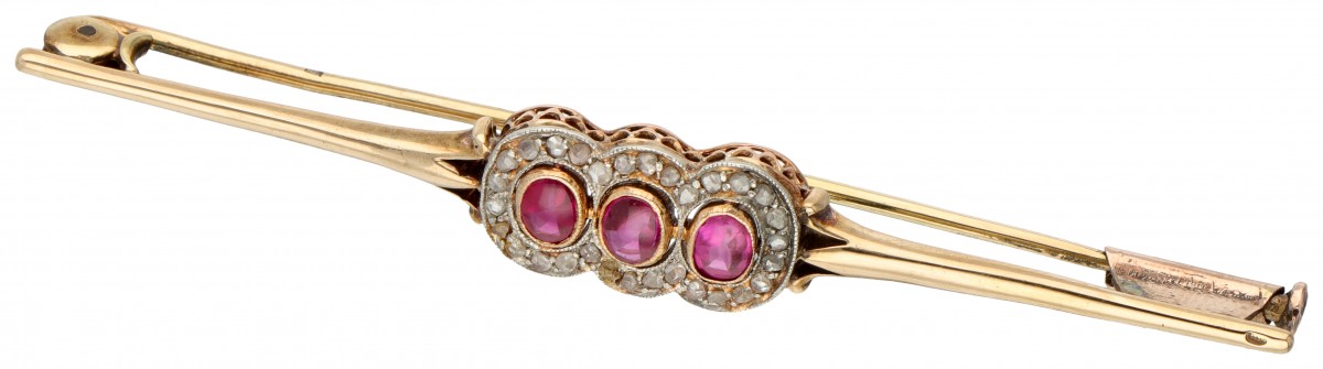 14 kt. Geelgouden art deco broche bezet met ca. 1.08 ct. synthetische robijn en roos geslepen diamant in 900 pt. platina zetting.