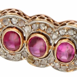 14 kt. Geelgouden art deco broche bezet met ca. 1.08 ct. synthetische robijn en roos geslepen diamant in 900 pt. platina zetting.