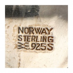 Zilveren Aksel Holmsen 'Viking Ship' broche met witte en blauwe guilloche emaille - 925/1000.