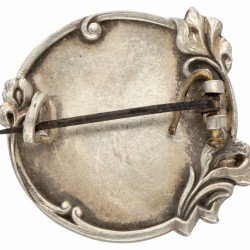 Zilveren art nouveau broche van een Franse dame met irissen, gesigneerd E. Dropsy - 835/1000.