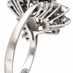 14 kt. Witgouden entourage ring bezet met ca. 1.47 ct. diamant.
