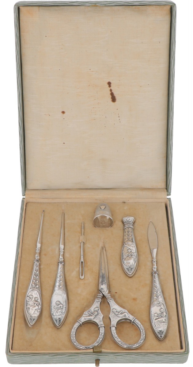 (7) delige naai-necessaire set zilver.