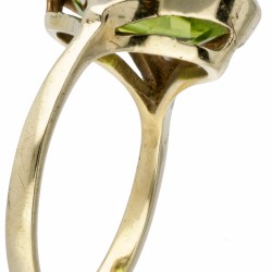 14 kt. Geelgouden ovale ring bezet met ca. 0.02 ct. diamant en ca. 3.53 ct. peridoot.