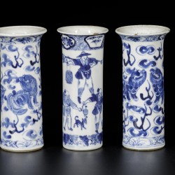 Een lot van (4) porseleinen vaasje met decor van foo-dogs en spelende figuren. China, 19e eeuw.
