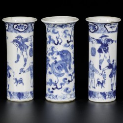 Een lot van (4) porseleinen vaasje met decor van foo-dogs en spelende figuren. China, 19e eeuw.