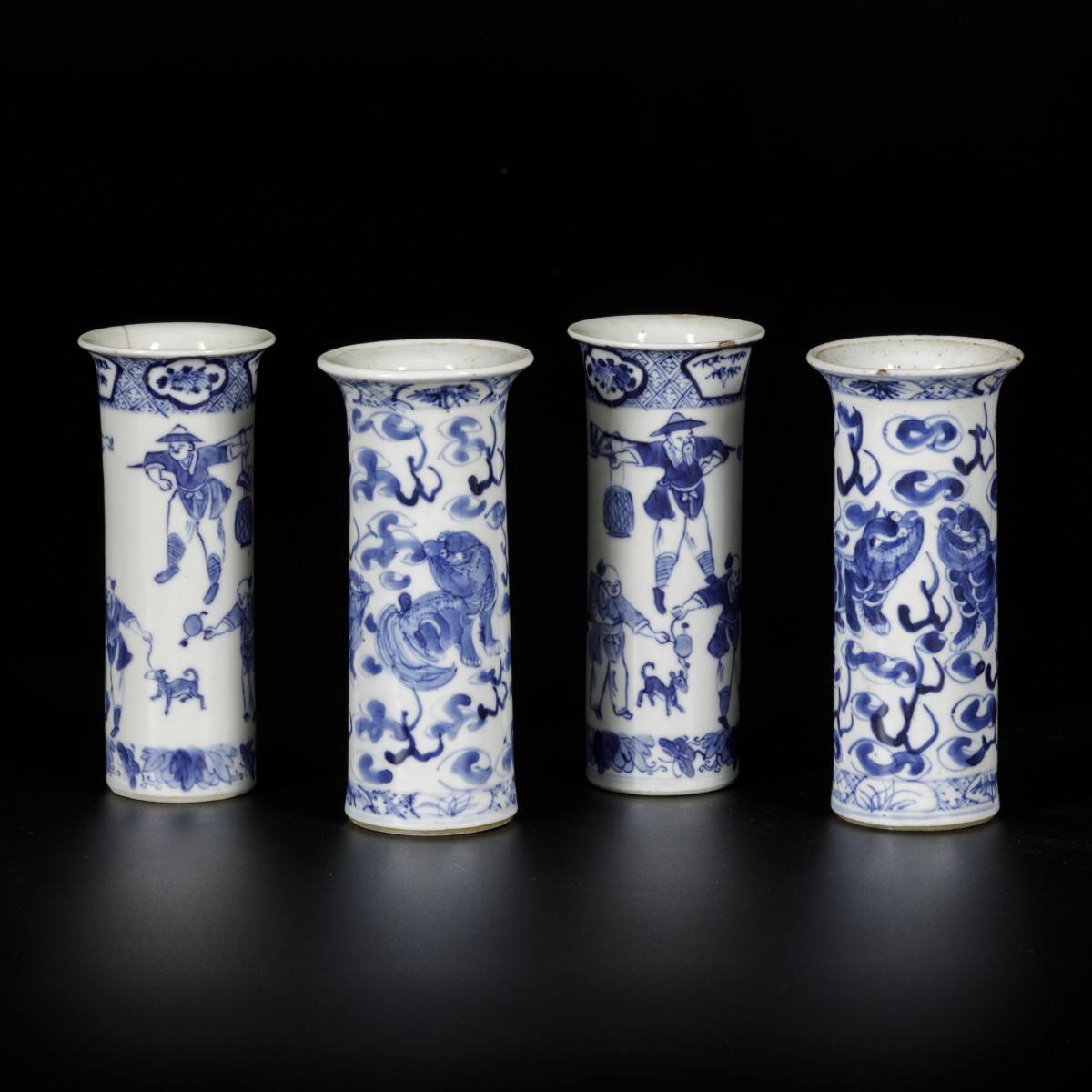 Een lot van (4) porseleinen vaasje met decor van foo-dogs en spelende figuren. China, 19e eeuw.