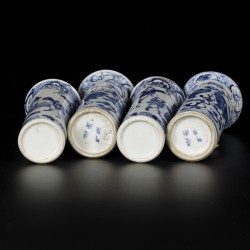 Een lot van (4) porseleinen vaasje met decor van foo-dogs en spelende figuren. China, 19e eeuw.