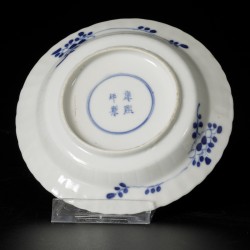 Een set van (5) porseleinen kop-en-schotels met floraal decor, gemerkt Kangxi. China, 19e eeuw.