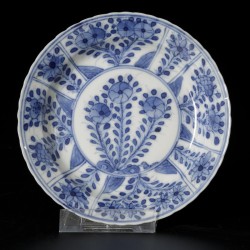 Een set van (5) porseleinen kop-en-schotels met floraal decor, gemerkt Kangxi. China, 19e eeuw.