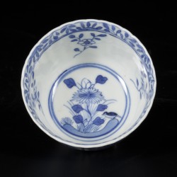 Een set van (5) porseleinen kop-en-schotels met floraal decor, gemerkt Kangxi. China, 19e eeuw.