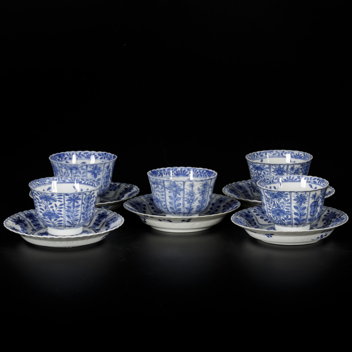 Een set van (5) porseleinen kop-en-schotels met floraal decor, gemerkt Kangxi. China, 19e eeuw.