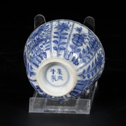 Een set van (5) porseleinen kop-en-schotels met floraal decor, gemerkt Kangxi. China, 19e eeuw.
