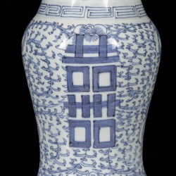 Een porseleinen Yen Yen vaas gedecoreerd met Double Happiness teken, 囍 (shuangxi), China, 19e eeuw.