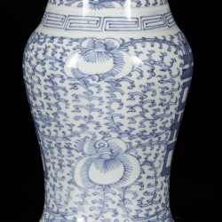 Een porseleinen Yen Yen vaas gedecoreerd met Double Happiness teken, 囍 (shuangxi), China, 19e eeuw.