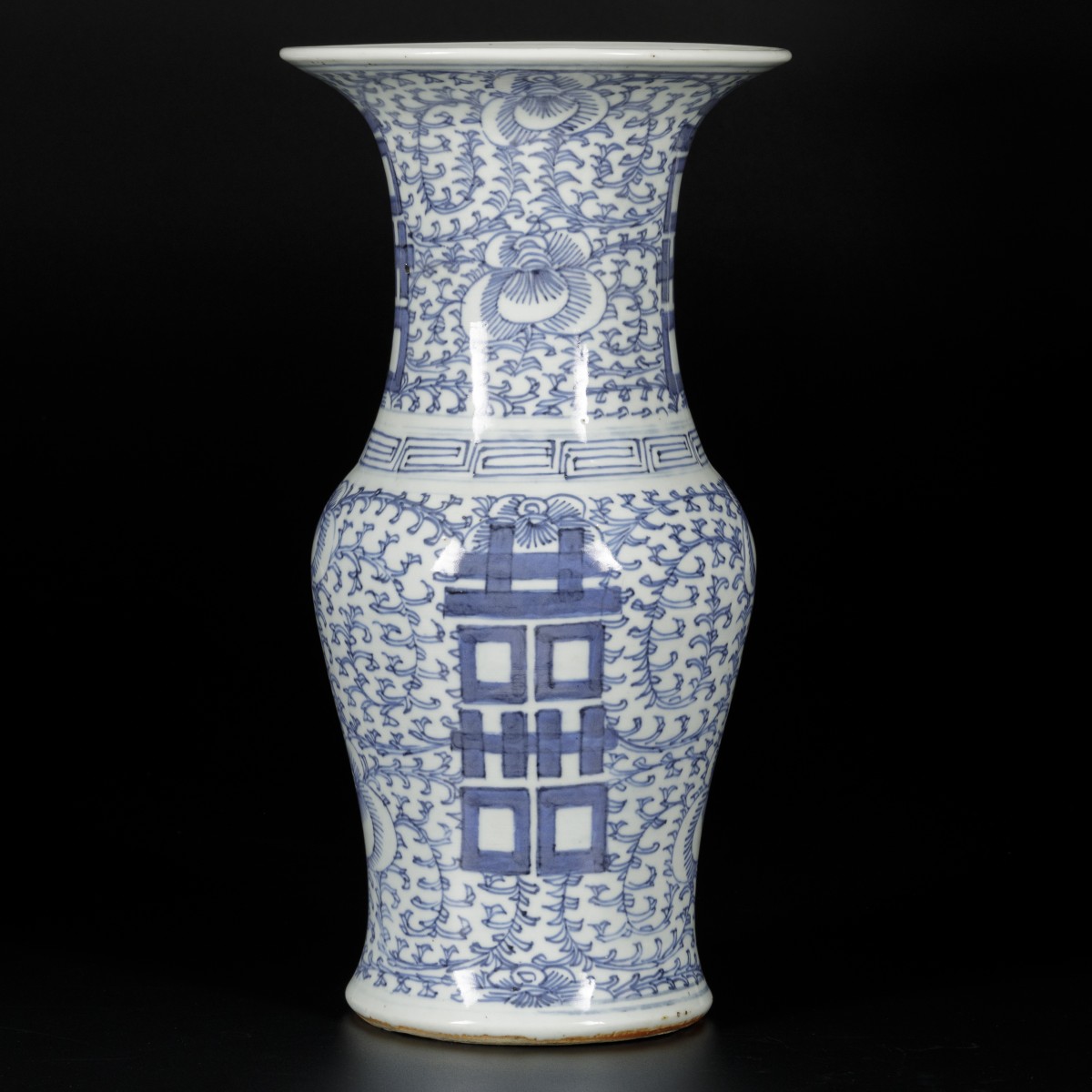 Een porseleinen Yen Yen vaas gedecoreerd met Double Happiness teken, 囍 (shuangxi), China, 19e eeuw.