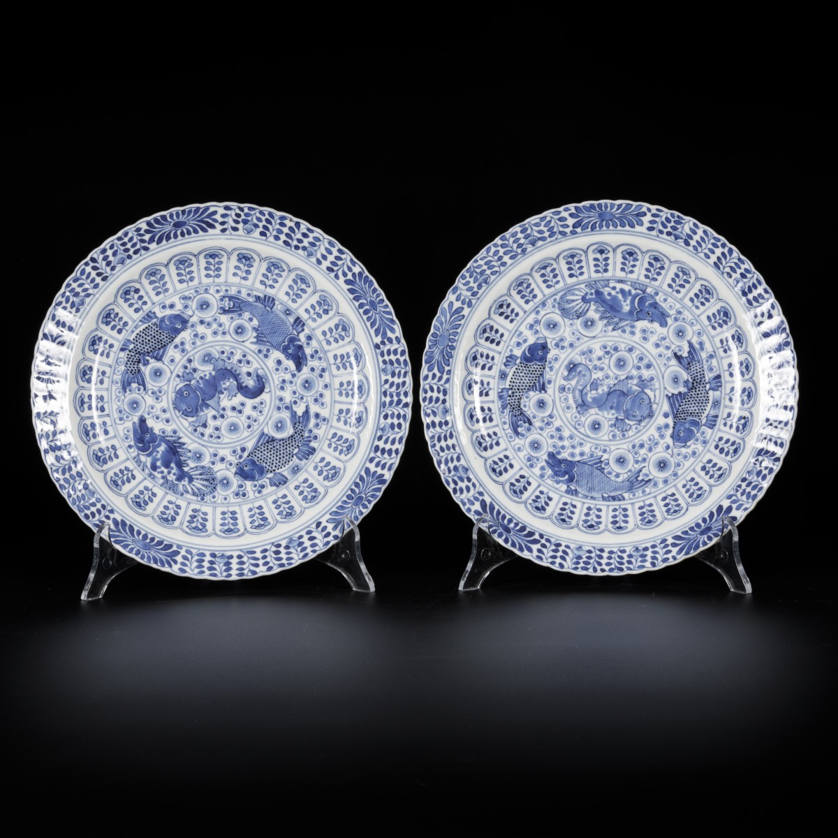 Een set van (2) porseleinen borden met decor van karpers, gemerkt Kangxi, China, 19e eeuw.