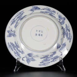 Een set van (3) porseleinen borden gedecoreerd met onsterfelijkheden, gemerkt in periode, China, Jiaging.