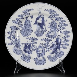 Een set van (3) porseleinen borden gedecoreerd met onsterfelijkheden, gemerkt in periode, China, Jiaging.