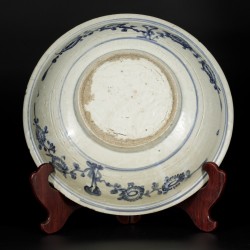 Een grote Swatow schotel gedecoreerd met feniks, China Ming-Dynastie, 16e eeuw.