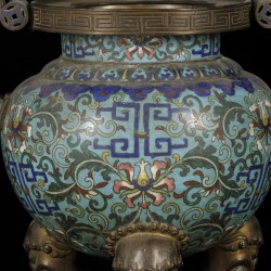 Een cloisonné wierrookbrander, China, 18/19e eeuw.