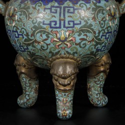 Een cloisonné wierrookbrander, China, 18/19e eeuw.