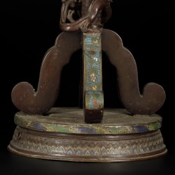 Een cloisonné tafelstuk, China, 19e eeuw.