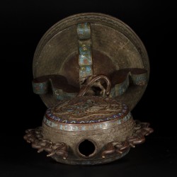 Een cloisonné tafelstuk, China, 19e eeuw.
