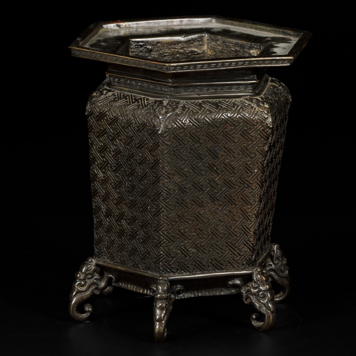 Een bronzen wierookbrander gedecoreerd met swastika-tekens, China, 19e eeuw.