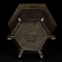 Een bronzen wierookbrander gedecoreerd met swastika-tekens, China, 19e eeuw.