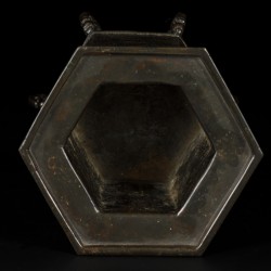Een bronzen wierookbrander gedecoreerd met swastika-tekens, China, 19e eeuw.